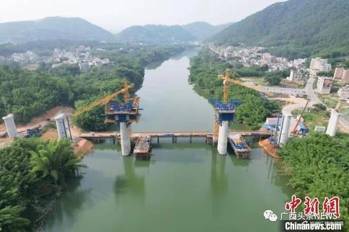 图为航拍正在建设的黄华河大桥。 陈海锋 摄 图片