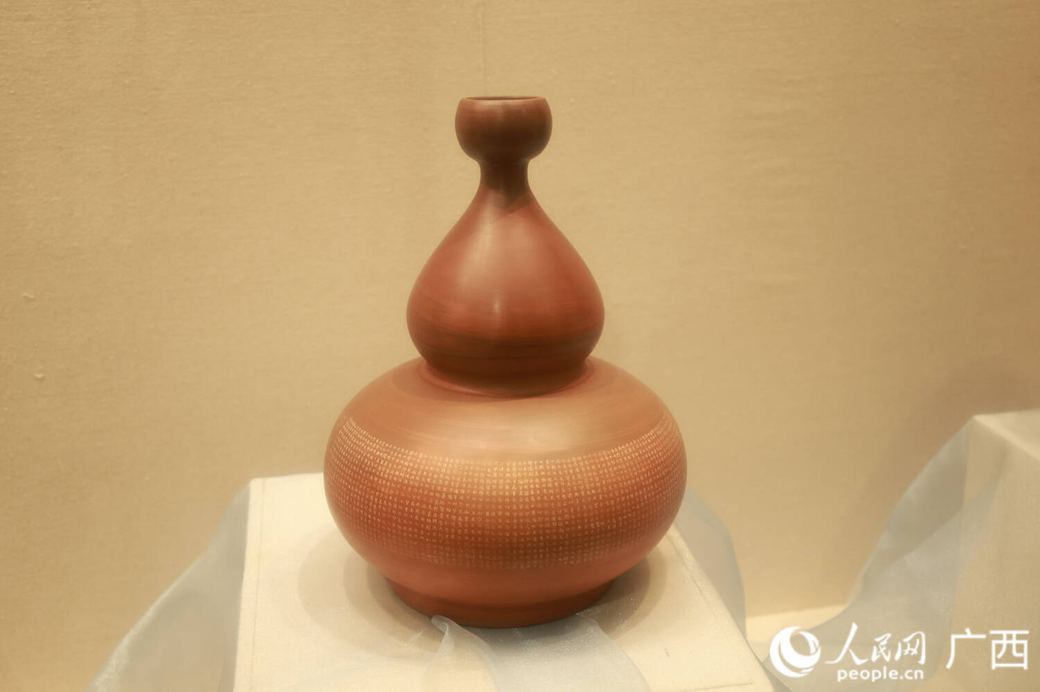 坭兴陶作品“一辈子福禄”。人民网 韦欢摄