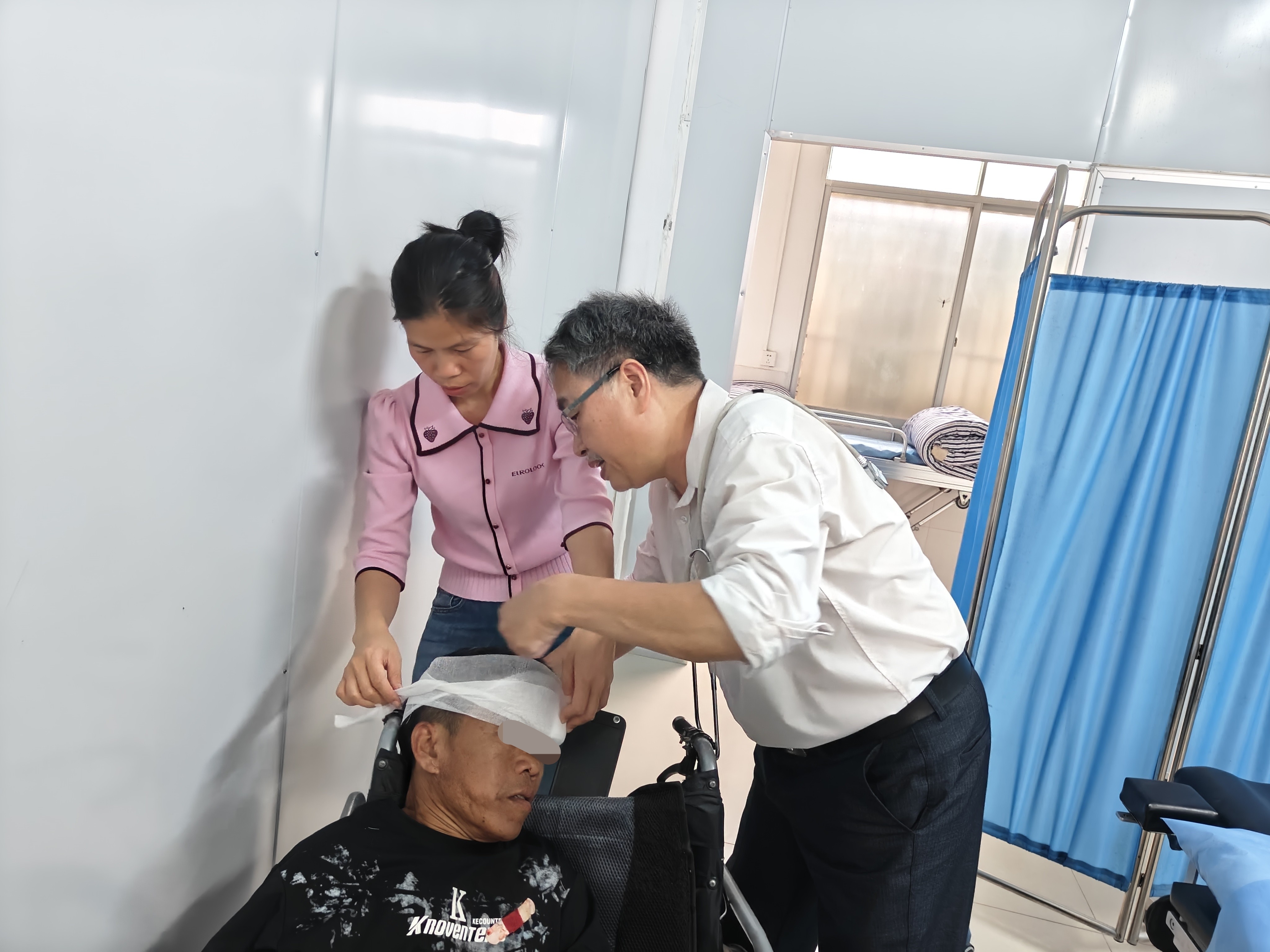 村干部和医生一起为杨宏业包扎伤口